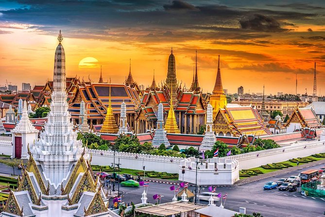 Bangkok's Landmarks Tour : GrandPalace WatTraimit WatPho WatArun - Six Bangkok sights in one carefully packed day