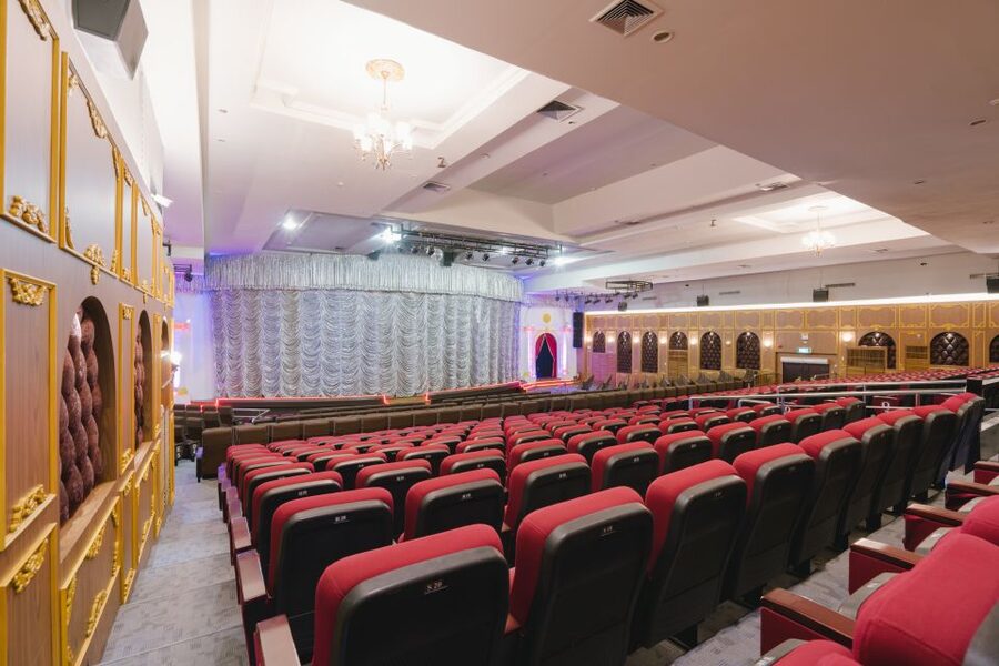 Bangkok: Skip-the-Line Golden Dome Cabaret Show Tickets - Choosing Between Deluxe and VIP Seats