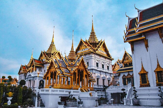 Bangkok: The Grand Palace, Wat Pho, and Wat Arun Walking Tour - The guide can make or break the morning