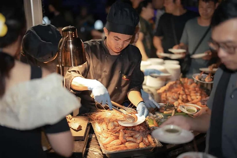 Bangkok:The Planet Sunset&Dinner Cruise on Chao Phraya River - The buffet: broad choice, uneven moments