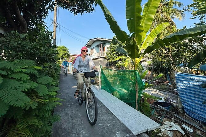 Bangkok Thonburi Backstreets and 3 Peaceful Temple Bike Tour - Color and scale at Wat Khun Chan