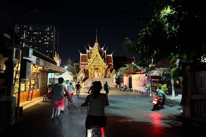 Bangkok Thonburi Backstreets and 3 Peaceful Temple Bike Tour - A drink stop and the Railway Track Poon Poon