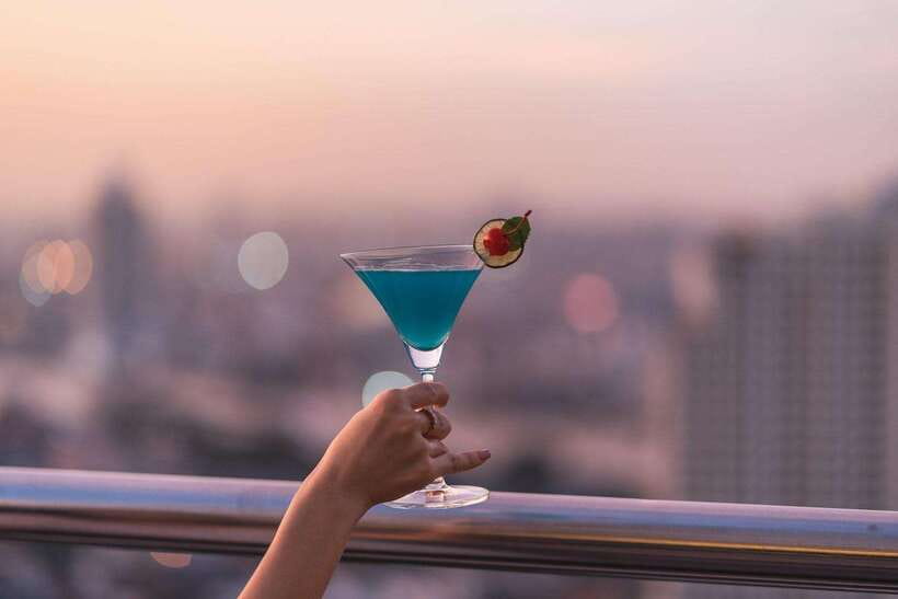 Bangkok: ThreeSixty Rooftop Bar at Millennium Hilton - ThreeSixty Rooftop Bar and the Chao Phraya View