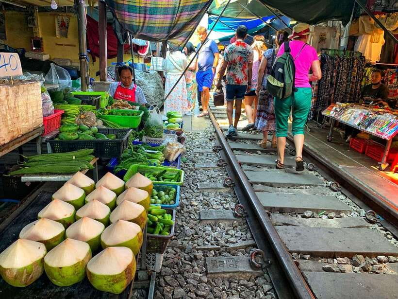 Bangkok: Train Market & Floating Market with Boat Ride - Guides, languages, and group style