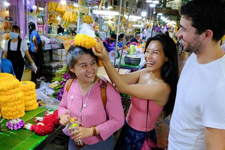 Bangkok: Tuk Tuk Adventure Chinatown Michelin Food & Temples - Wat Traimit and the Chinatown Gate