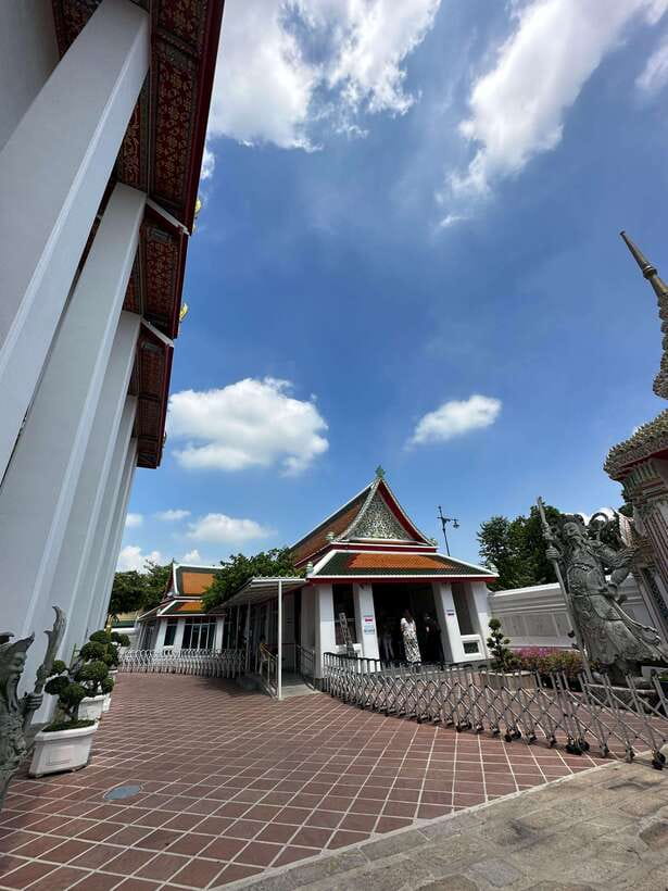 Bangkok: Tuk Tuk Day Pass App & Boat Chao Phraya River - What the tuk tuks are like on the road