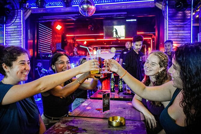Bangkok Tuk Tuk Night Tour with food & drinks in Siam & Silom - Who will enjoy this Bangkok night out