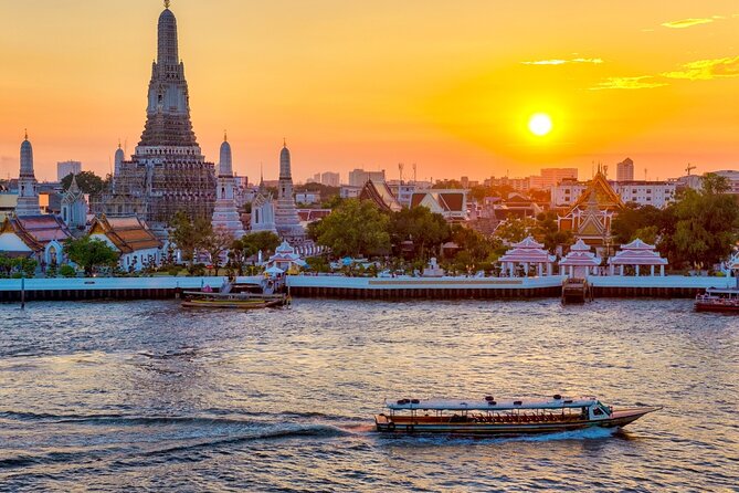 Wat Arun catching the last of the sun above the Chao Phraya