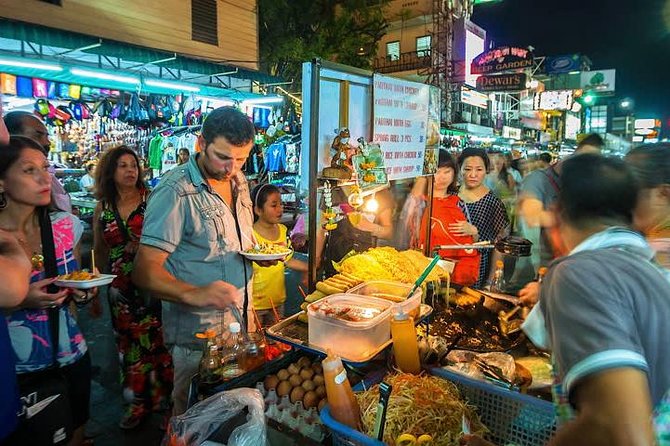 Bangkok Tuk Tuk Tour - Hotel-pickup & Dinner - Khao San Road in a ten-minute burst