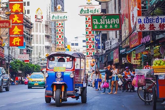 Bangkok Tuk Tuk Tour - Hotel-pickup & Dinner - Illuminated Bangkok from the road