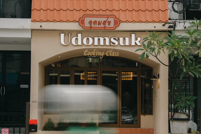 Bangkok Udomsuk Thai Cooking Class with local market tour - Practical details that affect your day