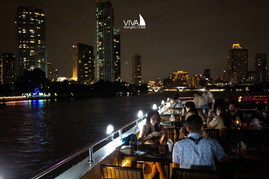 Bangkok: Viva Alangka Chao Phraya Dinner Cruise - Wat Arun from the river