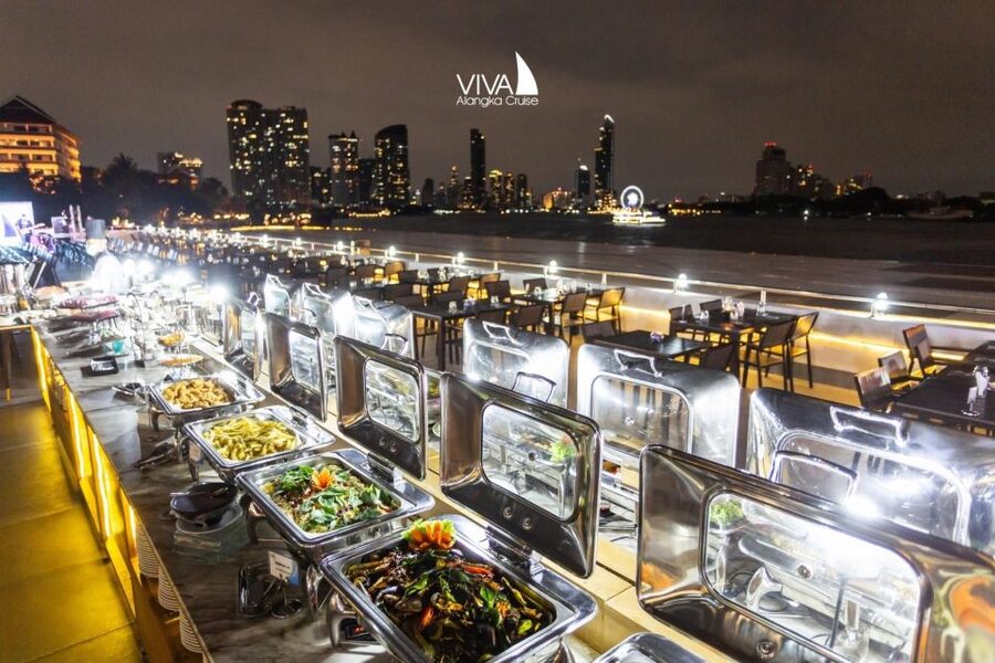 Bangkok: Viva Alangka Chao Phraya Dinner Cruise - Welcome drinks on the Chao Phraya
