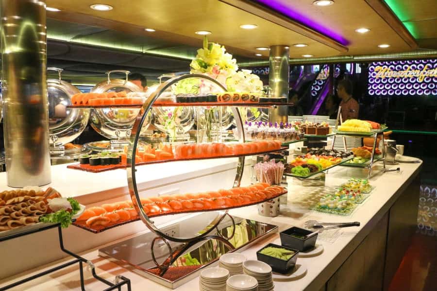 Bangkok: Wonderful Pearl Dinner Cruise and Live Performance - The buffet: plenty of choice, average hot food