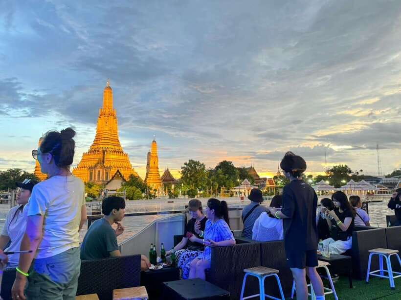 Bangkok: Yodsiam Sightseeing Cruise Snacks & Unlimited Beer - Wat Arun, the main photo moment
