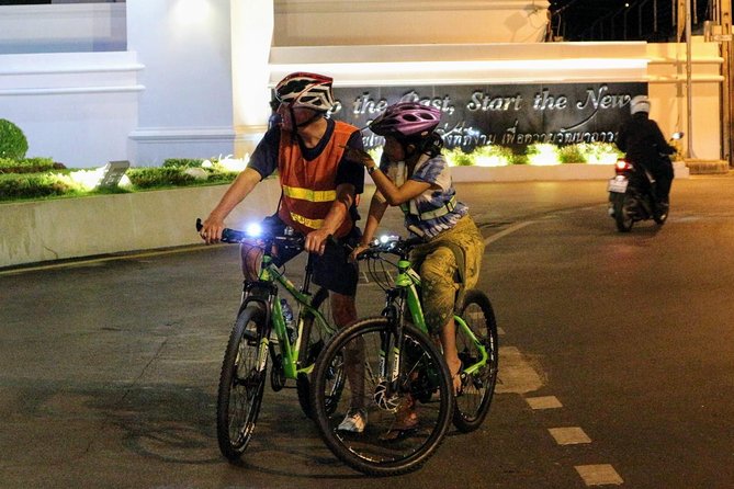 Bike Bangkok at Night with Thai Dinner - Why cycling Bangkok after dark works so well