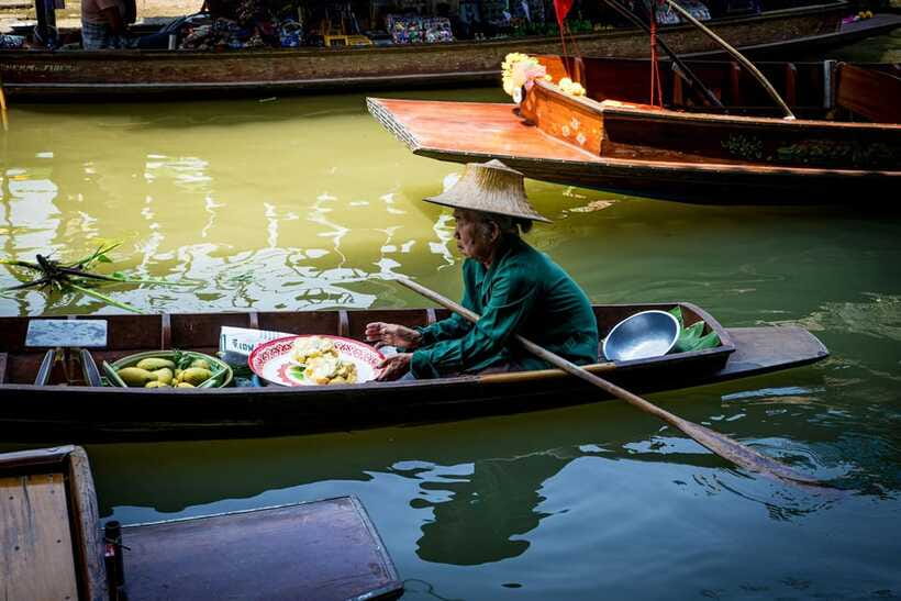 Boat Tour of Damnoen Saduak Floating Market - The tourist side of Damnoen Saduak