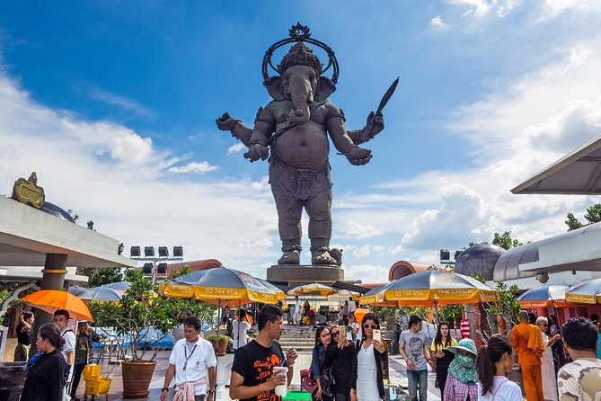 Chachoengsao One Day Trip from Bangkok : Historic Market and Buddhist Temples - Wat Pho Bang Khla and the temple bats