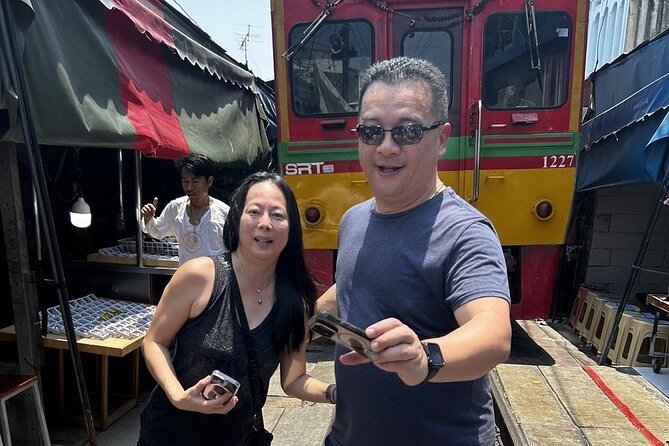 Damnoen Saduak Floating Market & Maeklong Railway From Bangkok - Maeklong Railway Market: a market that makes room for a train