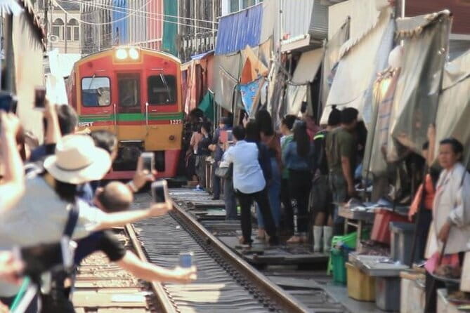 Damnoen Saduak Floating Market & Railway Market Tour from Bangkok - Why the two markets work well together