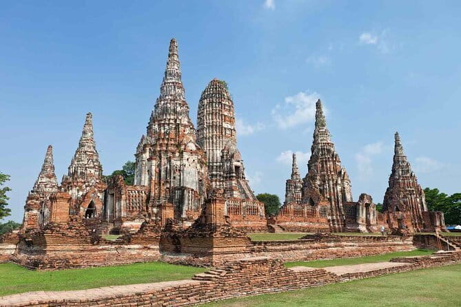 Day Trip to Bangkok Floating Market & Maeklong Railway - Guides, group size, and the pace of the day