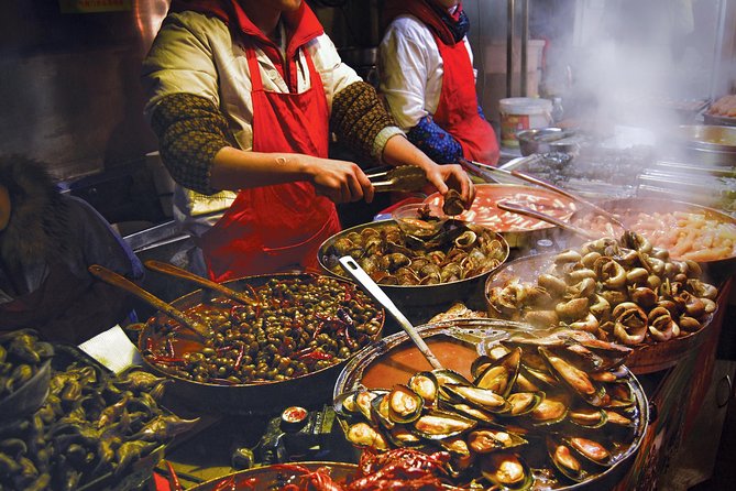 Famous Thai Street Food Tasting Experience! - Wang Lang brings you into a local eating district