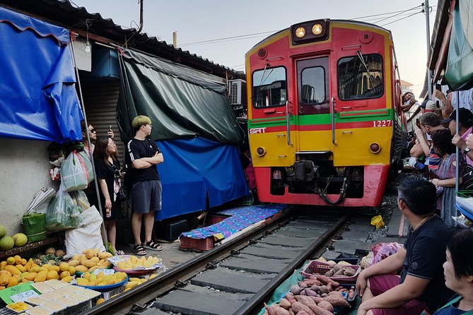Floating Market Damnoen Saduak and Meklong Railway Market: Half Day Tour - Should you book this Bangkok market tour?