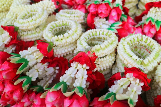 Flower Market & Floral Art: Multilingual Private Tour [EN/others] - Crossing the river to Kalayanamitr Temple