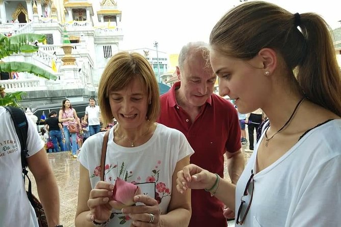 Flower Market & Floral Art: Multilingual Private Tour [EN/others] - Folding lotus flowers beside the market