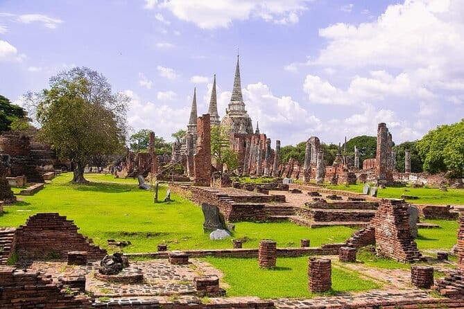 From Bangkok: Ayutthaya UNESCO Heritage Park and Temples Tour - Wat Mahathat and the Buddha head in the roots