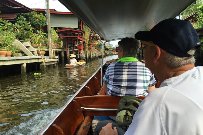From Bangkok : Floating market, Kanchanaburi, Ayutthaya (3 days) - Day two starts with a train passing through a market
