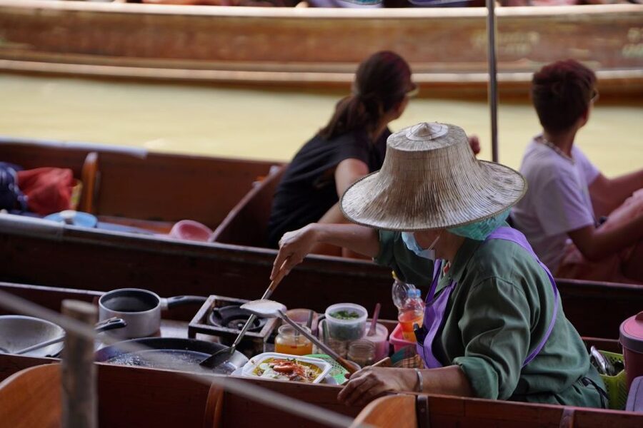 From Bangkok : Meklong Railway Market By Bus - The guide and the group experience