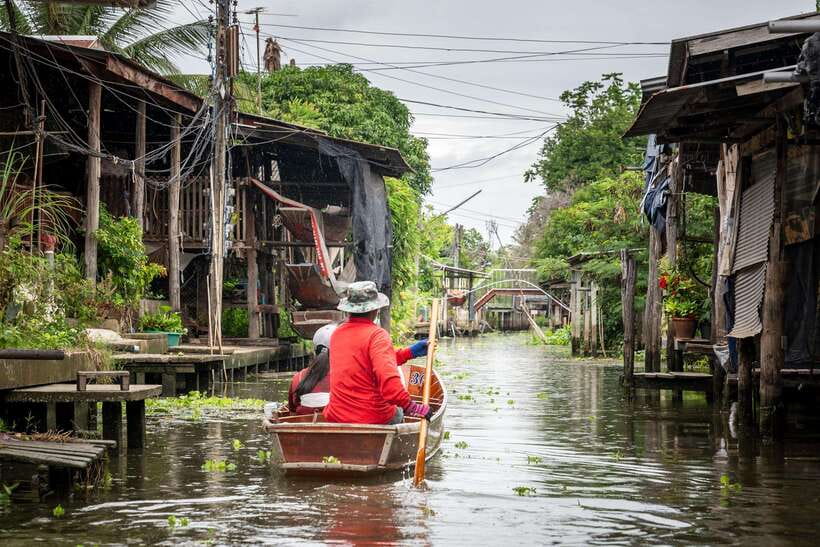 From Bangkok: Railway & Damnoen Saduak Floating Market Tour - Palm sugar at a traditional Thai home