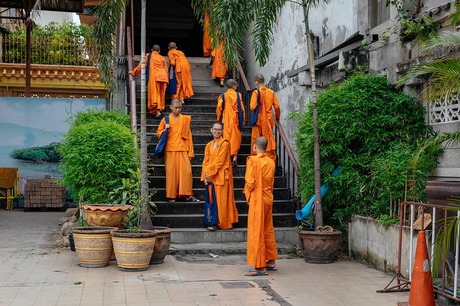 Full Day Bangkok PRIVATE City Tour With Locals - Wat Trimit & Wat Pho tickets - Crossing the Chao Phraya and stopping for lunch