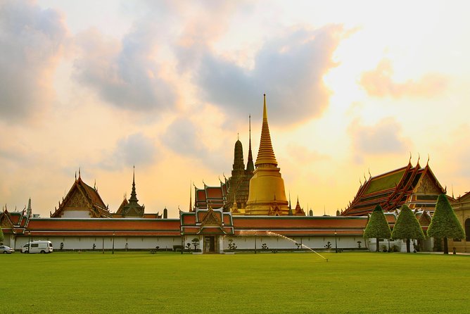 Grand Palace Glory and Emerald Buddha : Half-Day Tour in Bangkok - What happens during the three-and-a-half-hour tour