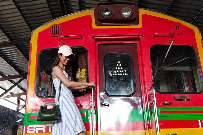 Half-Day Railway Market and Floating Market Tour in Thailand - Damnoen Saduak: canals, boats, and souvenir stalls