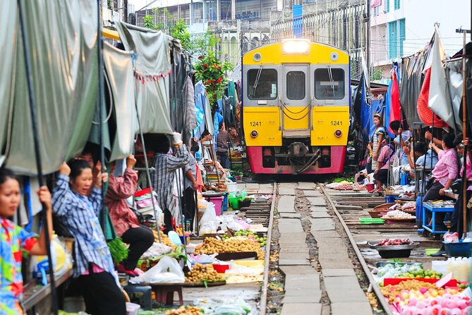 Iconic Markets: Damnoen & Train Market Explore - How the two markets work together