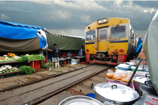 Maeklong & Damnoen Saduak Markets: Railway & Floating Market Tour - Two markets, two very different experiences