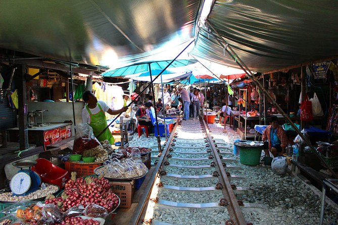 Maeklong & Damnoen Saduak Markets: Railway & Floating Market Tour - What to bring and how to handle the markets