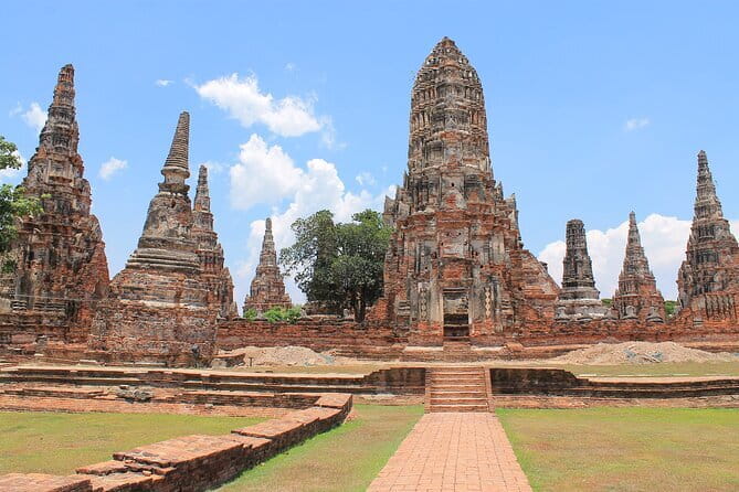Maeklong Railway and Damnoen Saduak Floating Market Tour - Who should book this day trip