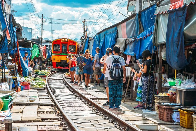 Maeklong Railway & Floating Market Tour (Private & All-Inclusive) - Wat Samphran and its towering red-and-green dragon