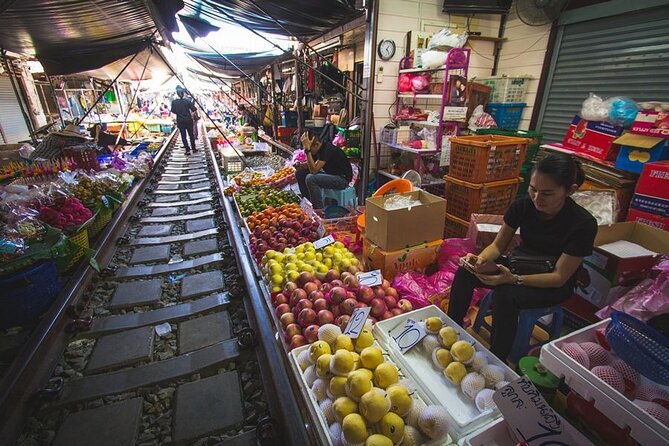 Maeklong Railway Market and Damnoen Saduak Floating Market Tour From Bangkok - Heat, crowds, and what to wear