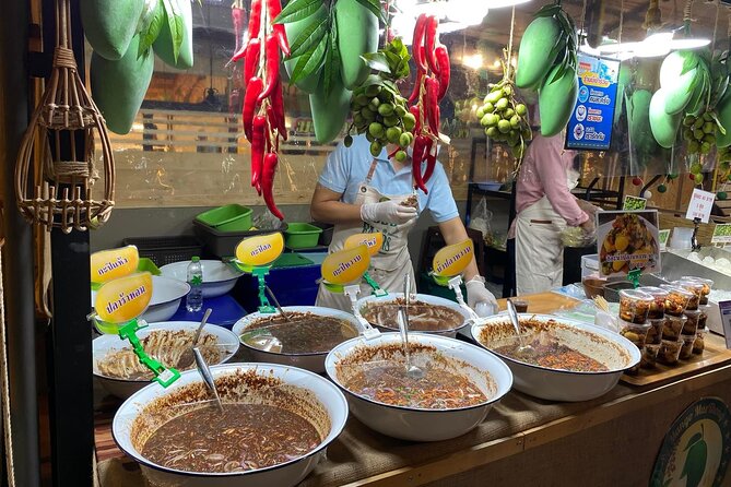Night life in Bangkok - Jodd Fairs Train Night Market(Joint) - Photo stops, crowds, and the market’s visual appeal