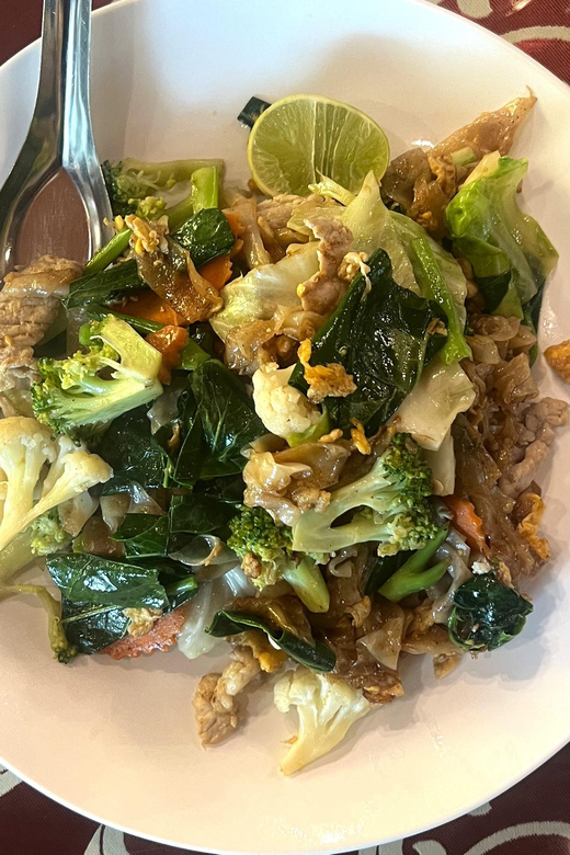 No Diet Club - Local food tour in Bangkok with many tastings - The guide’s role beyond handing you a plate