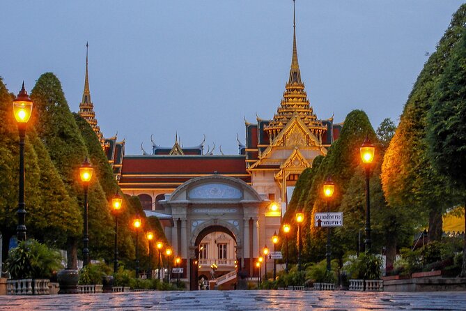 Private Bangkok Night Tour by Tuk Tuk with Dinner - Wat Arun after the lights come on
