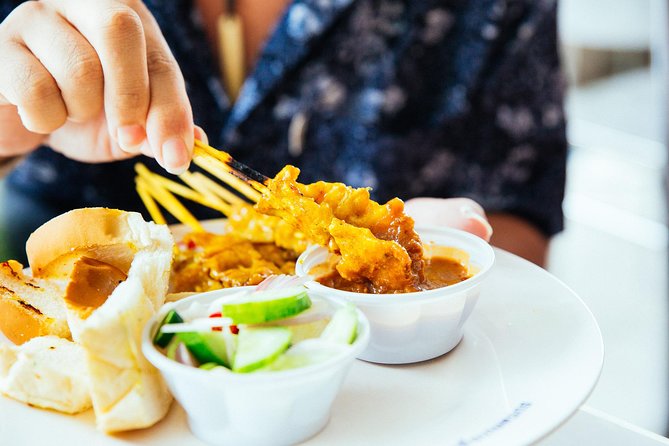 Private Culinary Kickstart Tour of Bangkok with a Local - The first flavors: salad, curry, and banana fritters