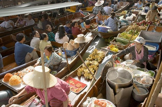 Private Damnoen Saduak Floating Market and Train Market Tour - Watching Maeklong market make room for a train