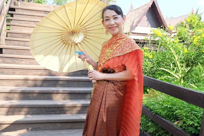 Proposals in Thai Costume with Photoshoot - The private format is worth more than it first appears