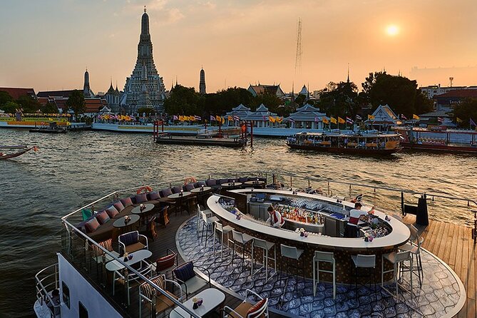 Saffron Luxury Dinner Cruise: A Journey on the River of Kings - The welcome drink and the first impression
