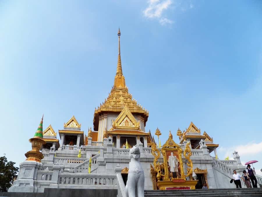 Shared Tour: Wat Pho, Wat Traimit and Wat Benchamabophit - A Short Walk Through Pak Khlong Talat